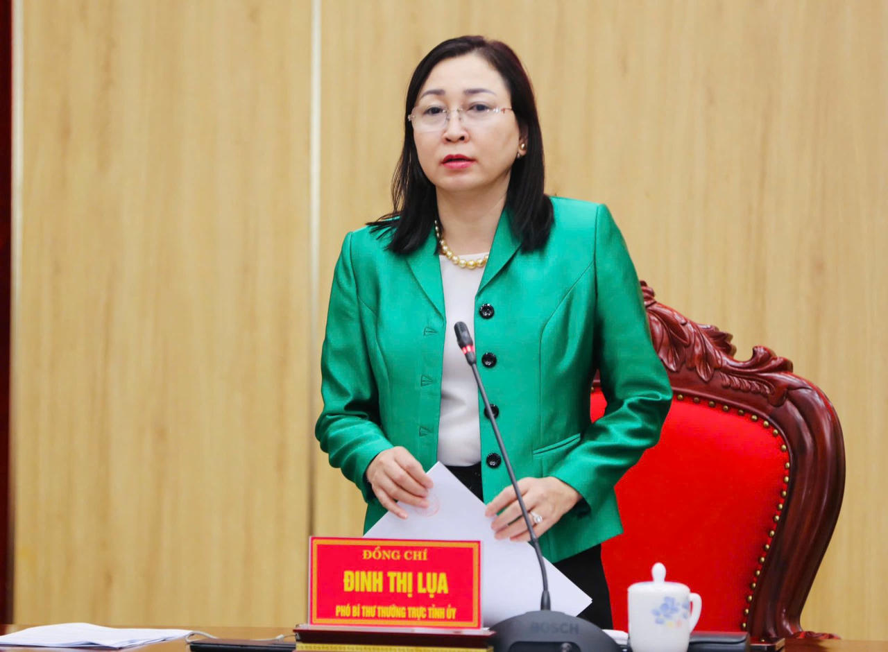 Bà Đinh Thị Lụa - Phó Bí thư Thường trực Tỉnh ủy, Trưởng Tiểu Ban Tuyên truyền Đại hội tỉnh Ninh Bình phát biểu tại buổi họp báo.