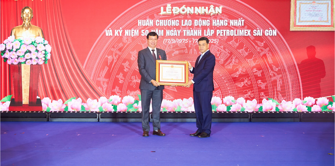 Thừa ủy quyền, đồng chí Nguyễn Văn Dũng, Thành ủy viên, Phó Chủ tịch UBND TP Hồ Chí Minh trao tặng Huân chương Lao động hạng Ba cho ông Võ Văn Tân - Bí thư Đảng ủy - Chủ tịch Petrolimex Sài Gòn.
