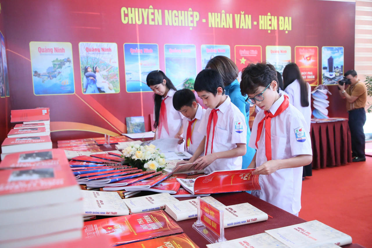 Chuyên trang điện tử Đại hội Đảng là kênh thông tin chính thống, toàn diện, chuyên sâu về Đại hội, với giao diện hiện đại, dữ liệu phong phú, nhiều hình thức thể hiện đa phương tiện như video, infographic, podcast.