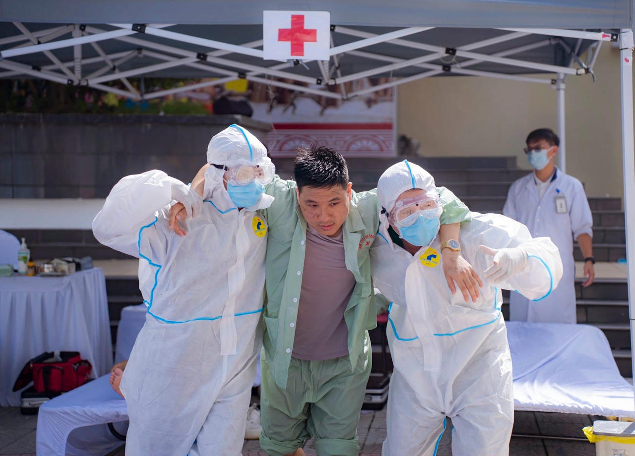 Sơ tán người bị nạn ra khỏi khu vực bị ảnh hưởng sự cố bức xạ, hạt nhân.