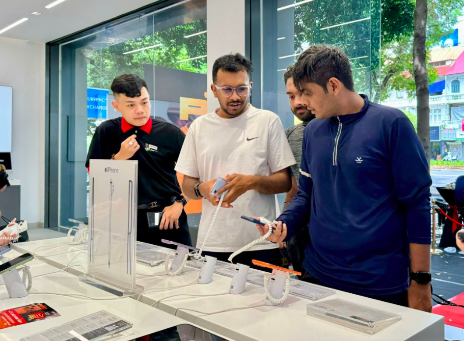Khách hàng trải nghiệm iPhone 17 và iPhone Air trong sự kiện mở bán tại F.Studio by FPT 121 Lê Lợi (TP.HCM).