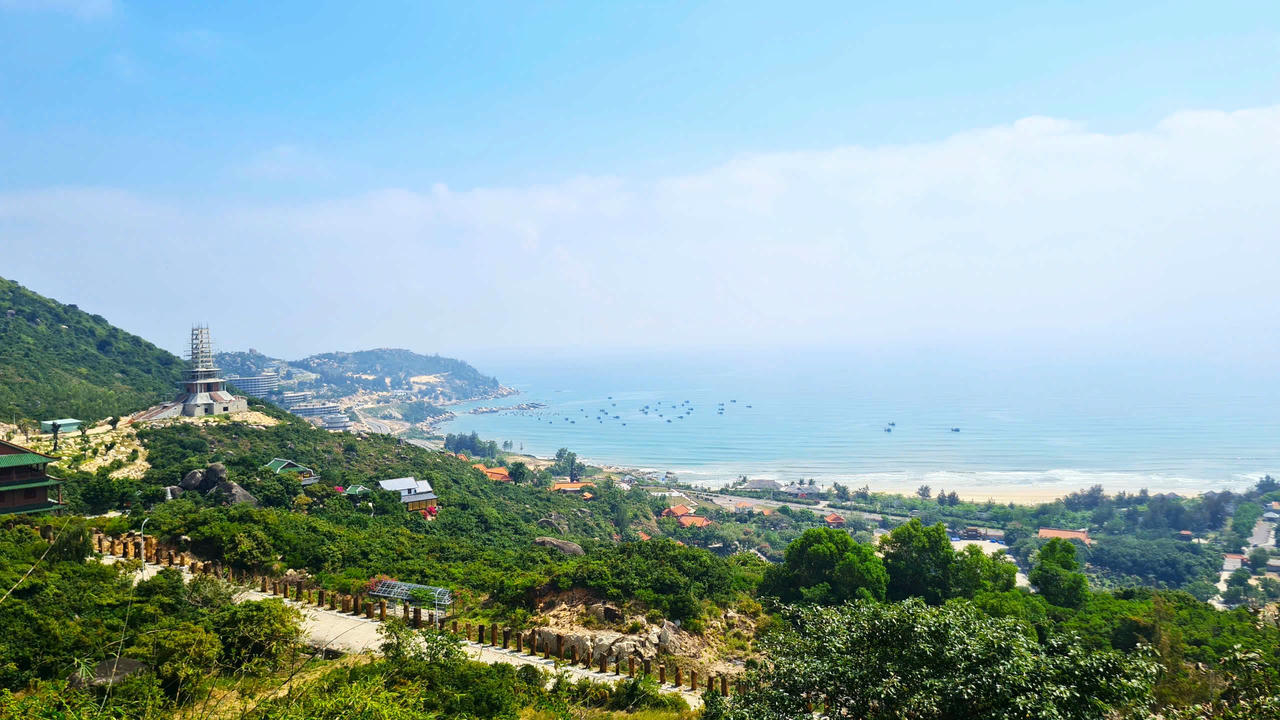 Một góc biển Cát Tiến đẹp và bình yên. Ảnh: Ngọc Châu