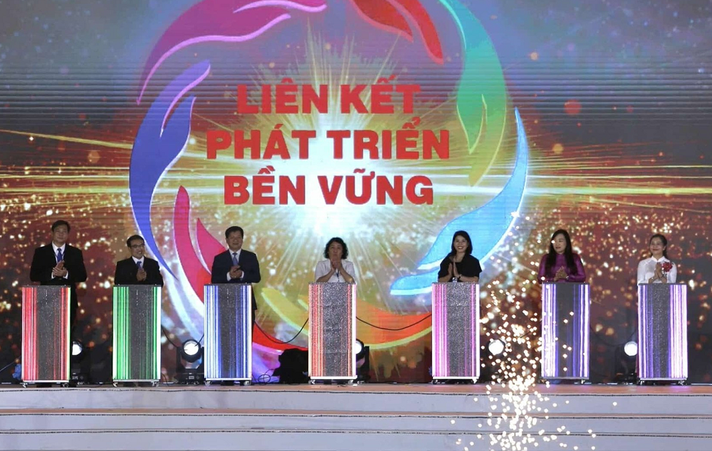 Đại biểu ấn nút khởi động chương trình kết nối hợp tác các tỉnh Tây Bắc và TP HCM.