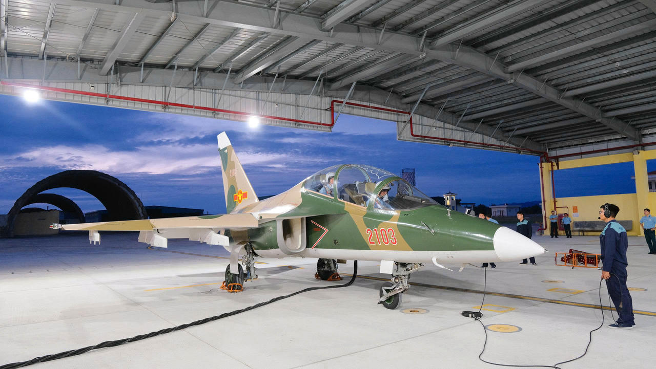 Lực lượng kỹ thuật Trung đoàn 940 chuẩn bị máy bay sẵn sàng cho nhiệm vụ. ( Ảnh: Đinh Đồng)