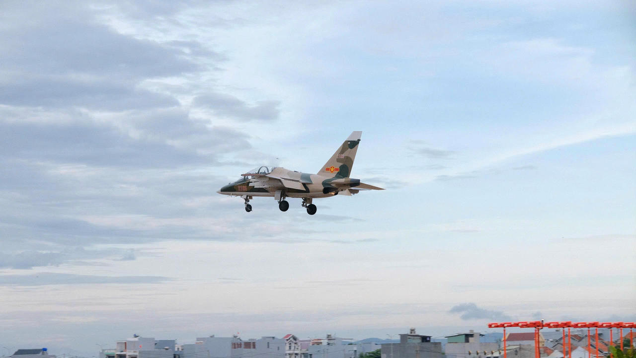 Máy bay Yak-130 Chuẩn bị hạ cánh sau khi hoàn thành chuyến bay (Ảnh: Đinh Đồng)
