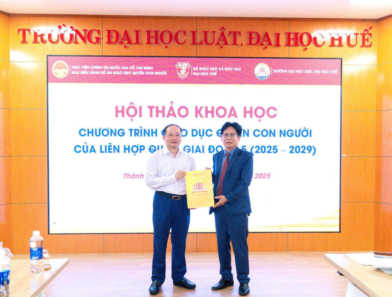 Lãnh đạo Trường Đại học Luật, Đại học Huế  tặng quà kỷ niệm cho Viện Quyền con người