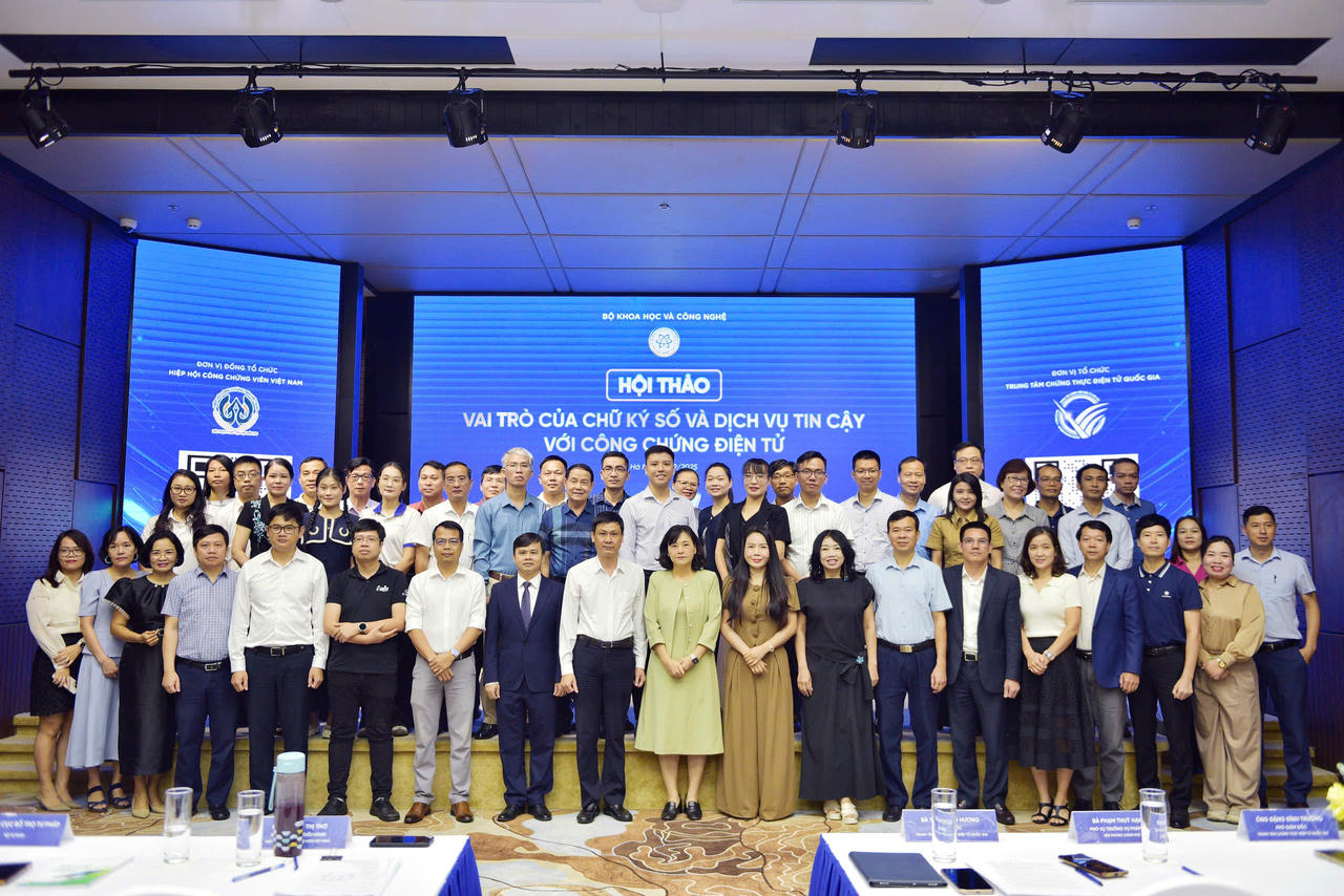 Các đại biểu dự Hội thảo chụp ảnh lưu niệm. (Ảnh: PV)