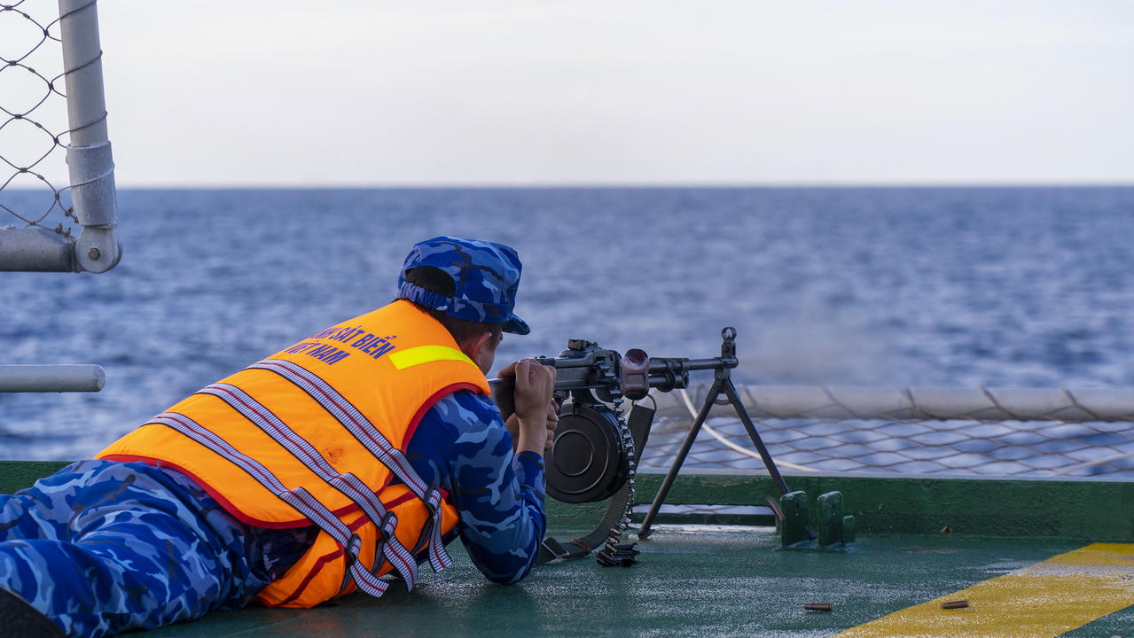 Thực hành bài bắn súng RPD trên biển