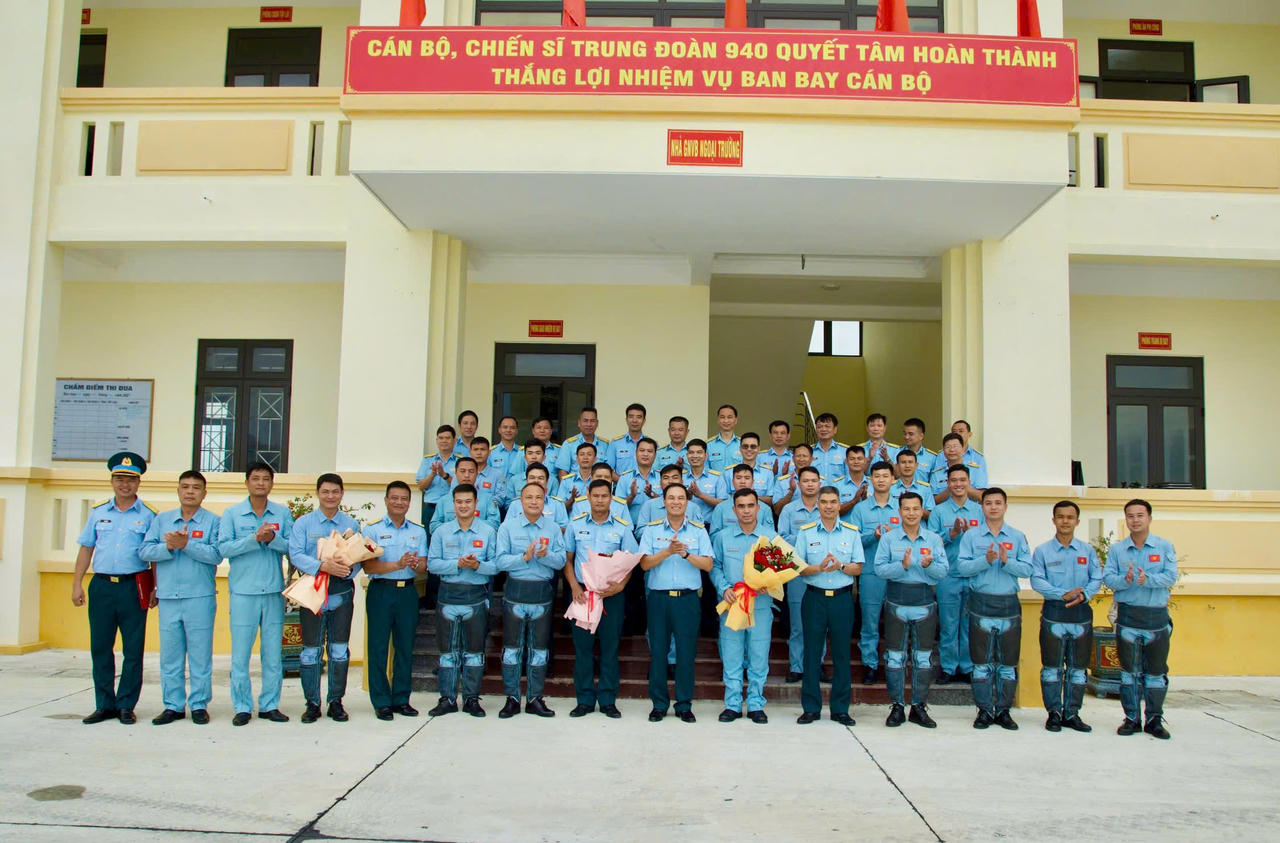 Thiếu tướng Bùi Thiên Thau- Phó Tư lệnh Quân chủng PK-KQ chúc mừng cán bộ, giảng viên bay Trung đoàn 940, Trường Sĩ quan Không quân hoàn thành nhiệm vụ ban bay