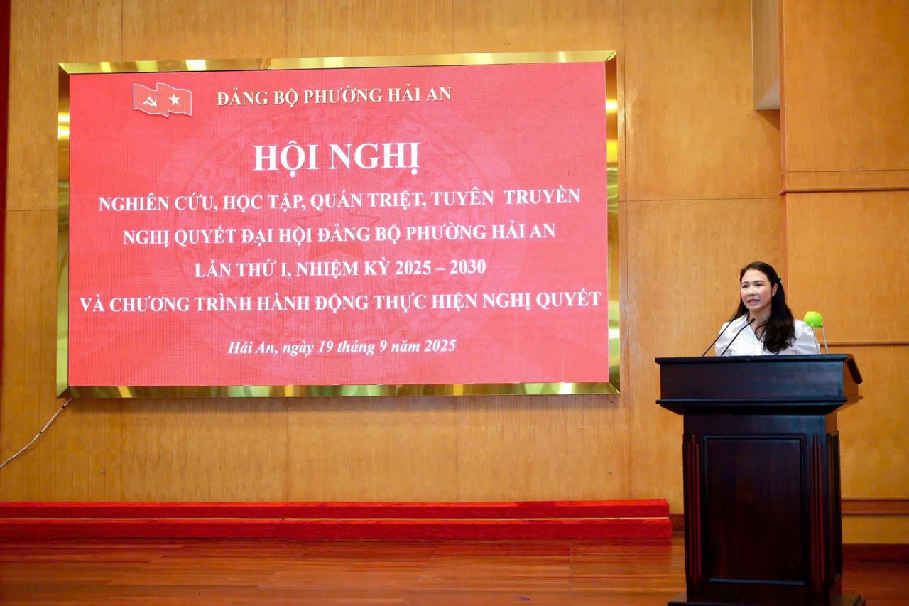 Bí thư Đảng ủy phường Hải An Nguyễn Thị Thu phát biểu tại hội nghị.