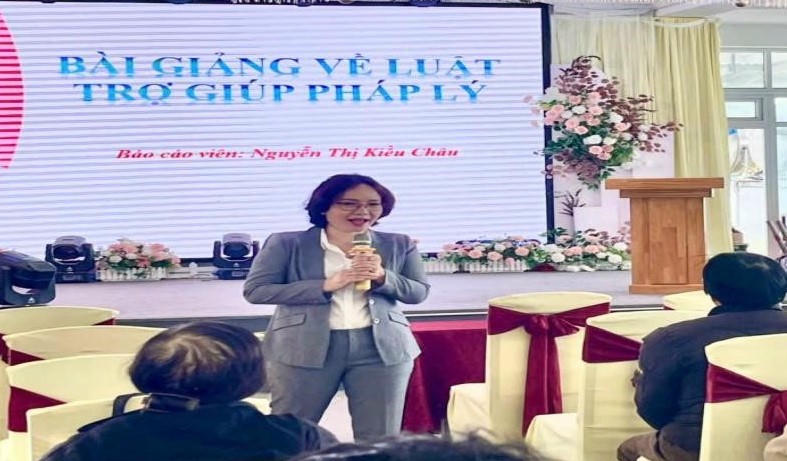 Báo cáo viên Nguyễn Thị Kiều Châu giải đáp các câu hỏi của đại biểu