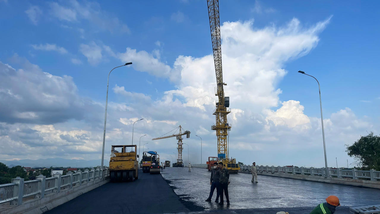 Trên công trường cầu Phong Châu mới, không khí thi công đang diễn ra vô cùng khẩn trương.