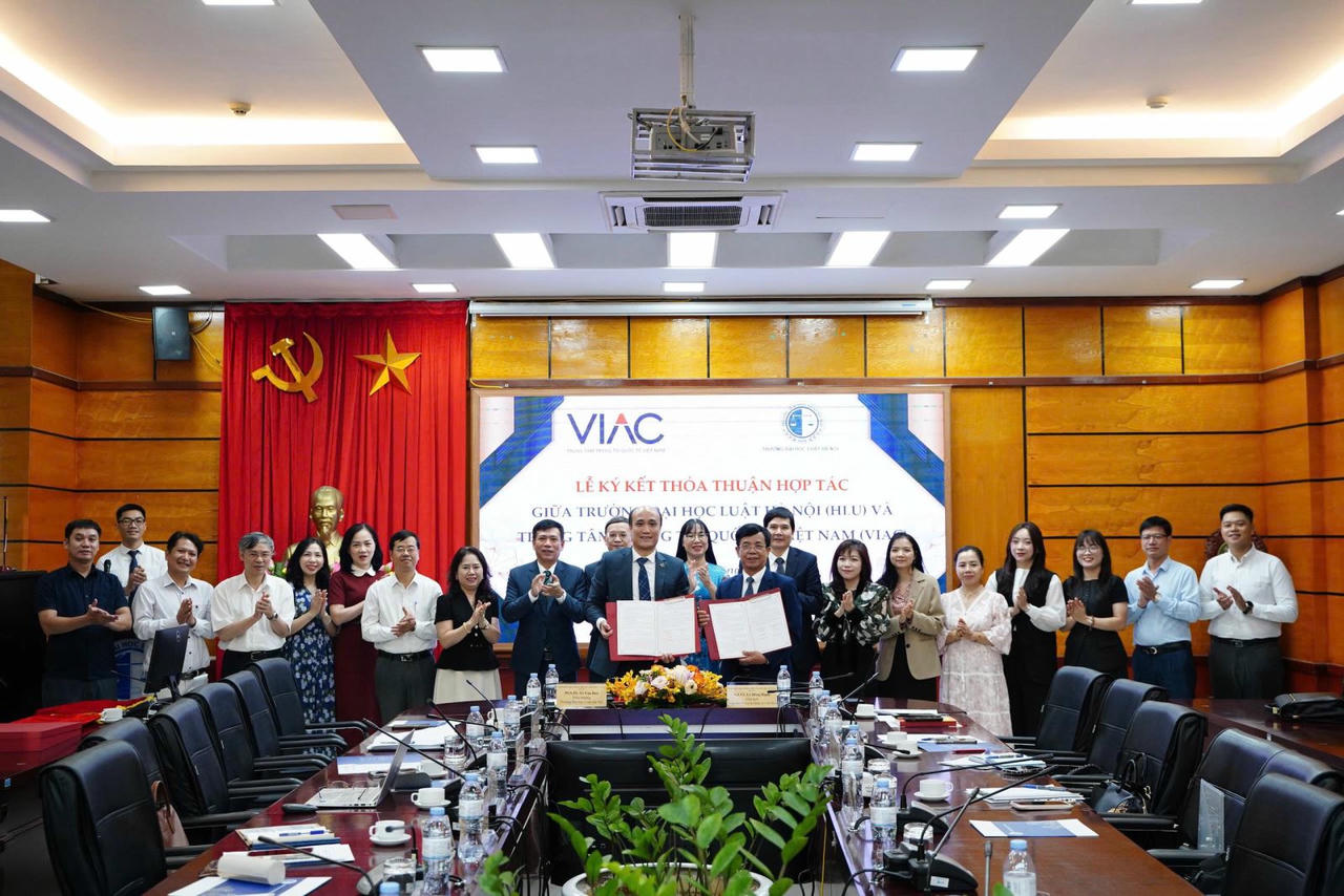 Trường Đại học Luật Hà Nội ký kết thỏa thuận hợp tác với Trung tâm Trọng tài Quốc tế Việt Nam (VIAC)