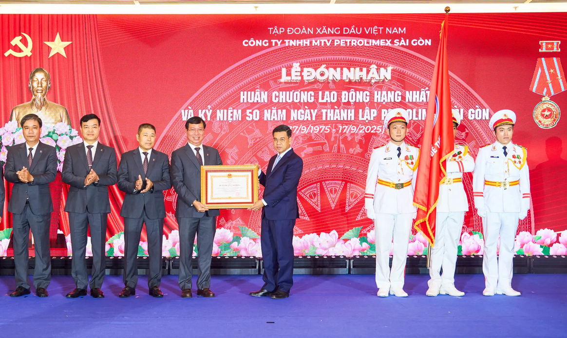 Petrolimex Sài Gòn đón nhận Huân chương Lao động hạng Nhất nhân kỷ niệm 50 năm Ngày thành lập