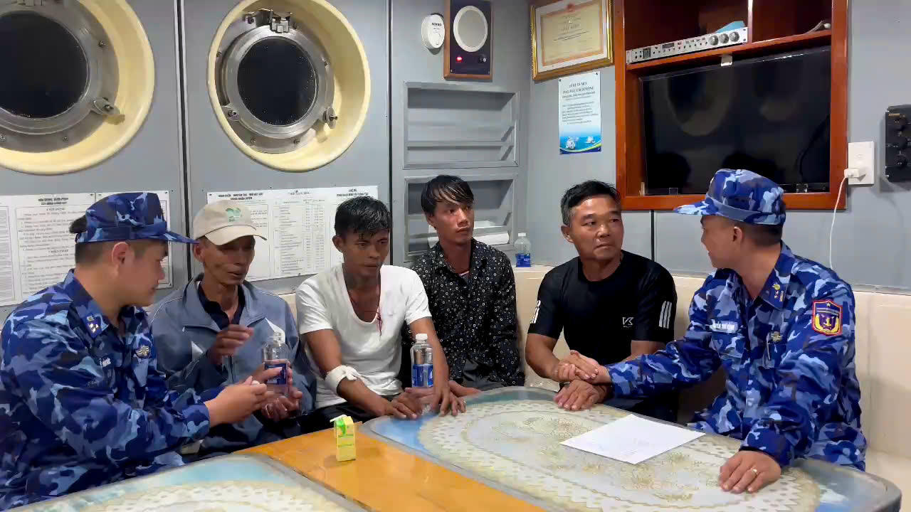 Lực lượng chức năng BTL Vùng CSB4 tiến hành bàn giao các ngư dân bị nạn cho Chủ tàu cá CM 99527 TS. Ảnh: Thanh Nghị