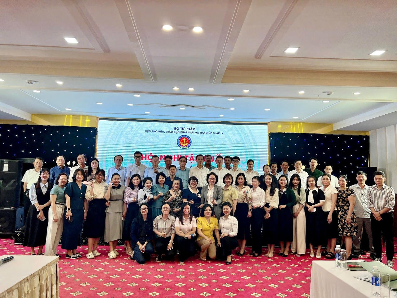 Các đại biểu tham dự hội nghị chụp ảnh cùng Ban tổ chức