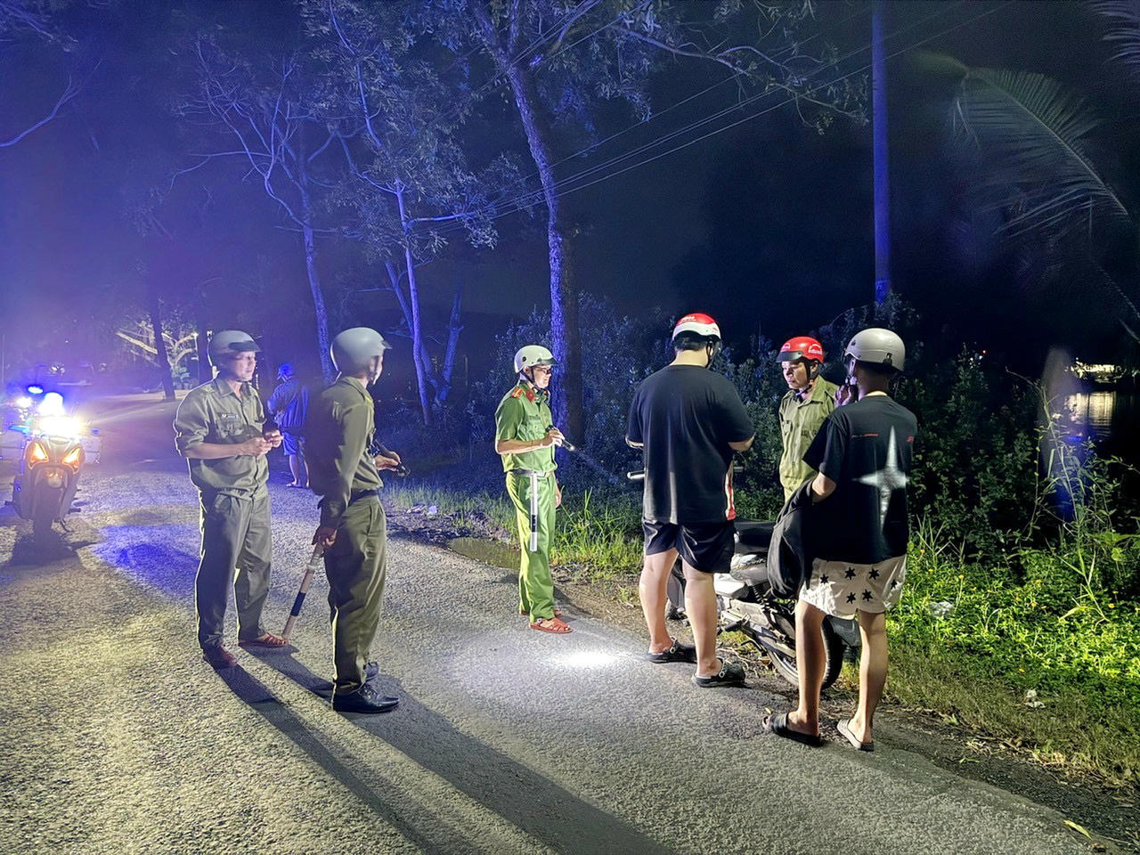 Lực lượng Công an xã phối hợp Tổ bảo vệ ANTT cơ sở tuần tra, kiểm soát, kịp thời phát hiện và xử lý vi phạm trên địa bàn.