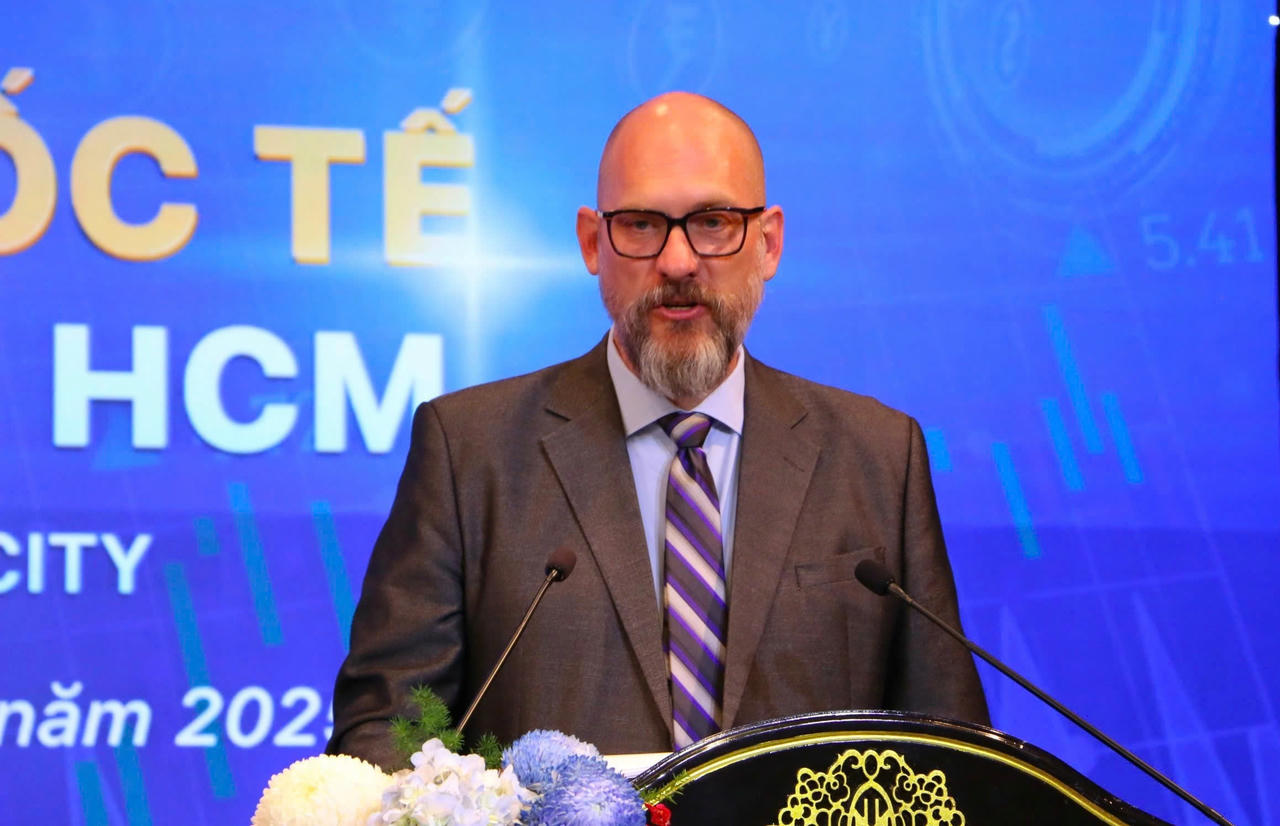 Ông Richard D. McClellan- Phó Chủ tịch Hội đồng Tư vấn Trung tâm Tài chính Quốc tế Việt Nam (Đà Nẵng) tham luận tại Hội thảo. 