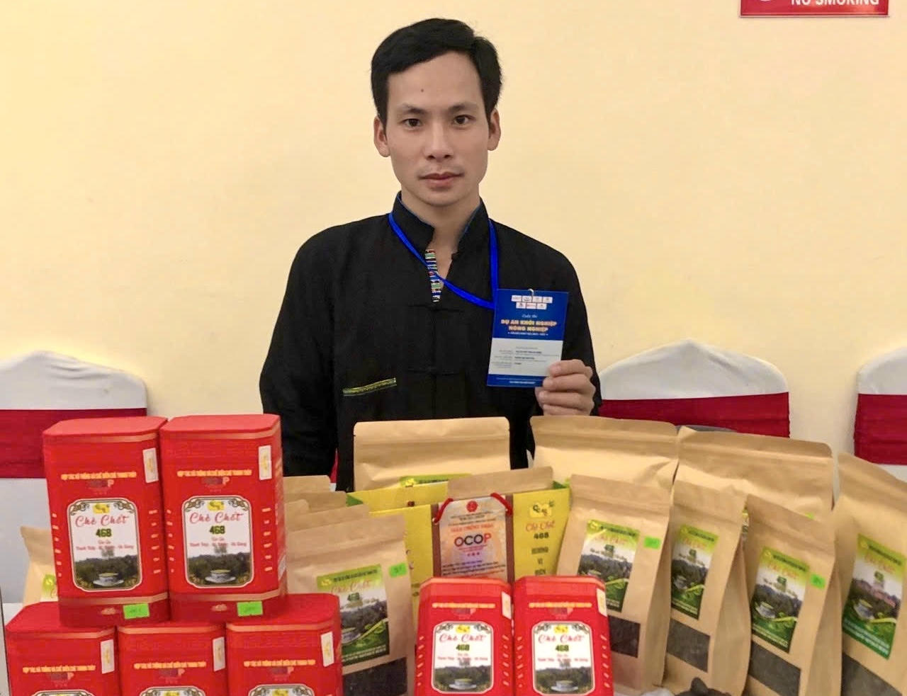 Anh Lý Đức Dân và thương hiệu Chè Chốt 468. (Ảnh: Lê Hanh)