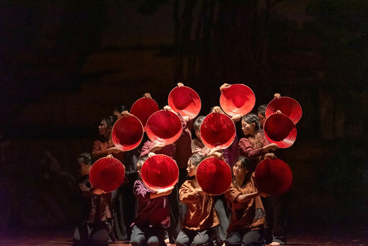 Để chuẩn bị cho buổi biễu diễn, câu lạc bộ Ams Crew đã phải nghiên cứu, tập luyện nghệ thuật múa dân gian Việt Nam. (Ảnh trong bài: NVCC)