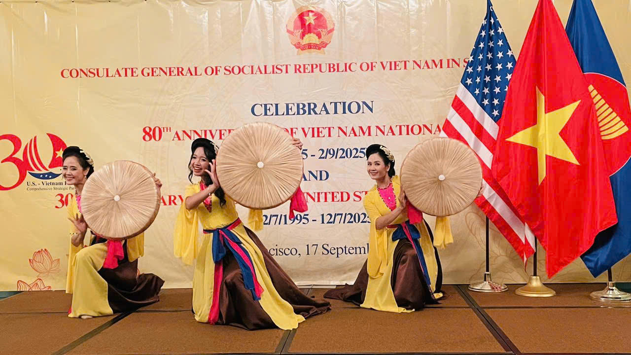 Tiết mục múa Một thoáng Việt Nam của Cộng đồng người Việt.