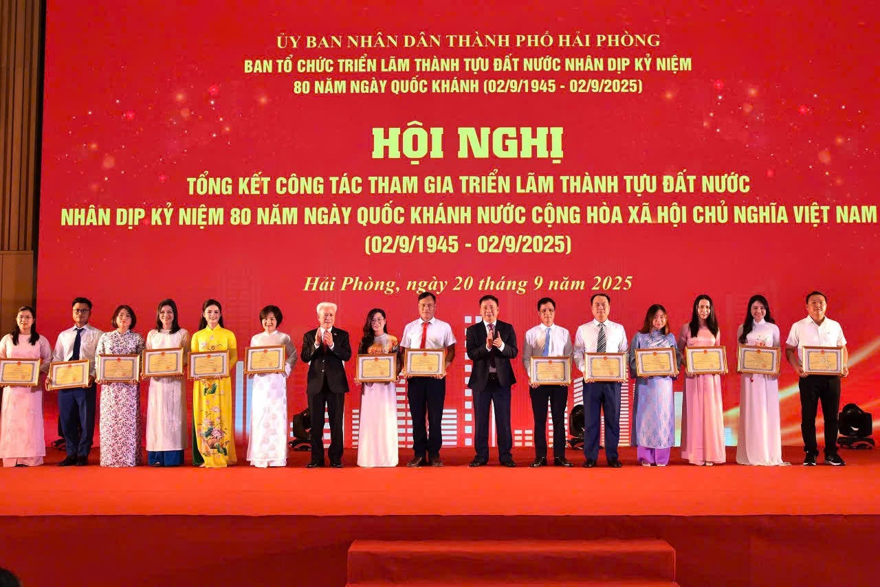 UBND TP Hải Phòng tặng Bằng khen cho các tập thể, cá nhân và doanh nghiệp có thành tích xuất sắc tại triển lãm.