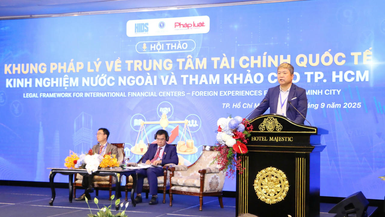 Ông Michael Chin - Thành viên Ban Giám đốc Độc lập Hội đồng quản trị Line Man Wongnai chia sẻ tại Hội thảo.