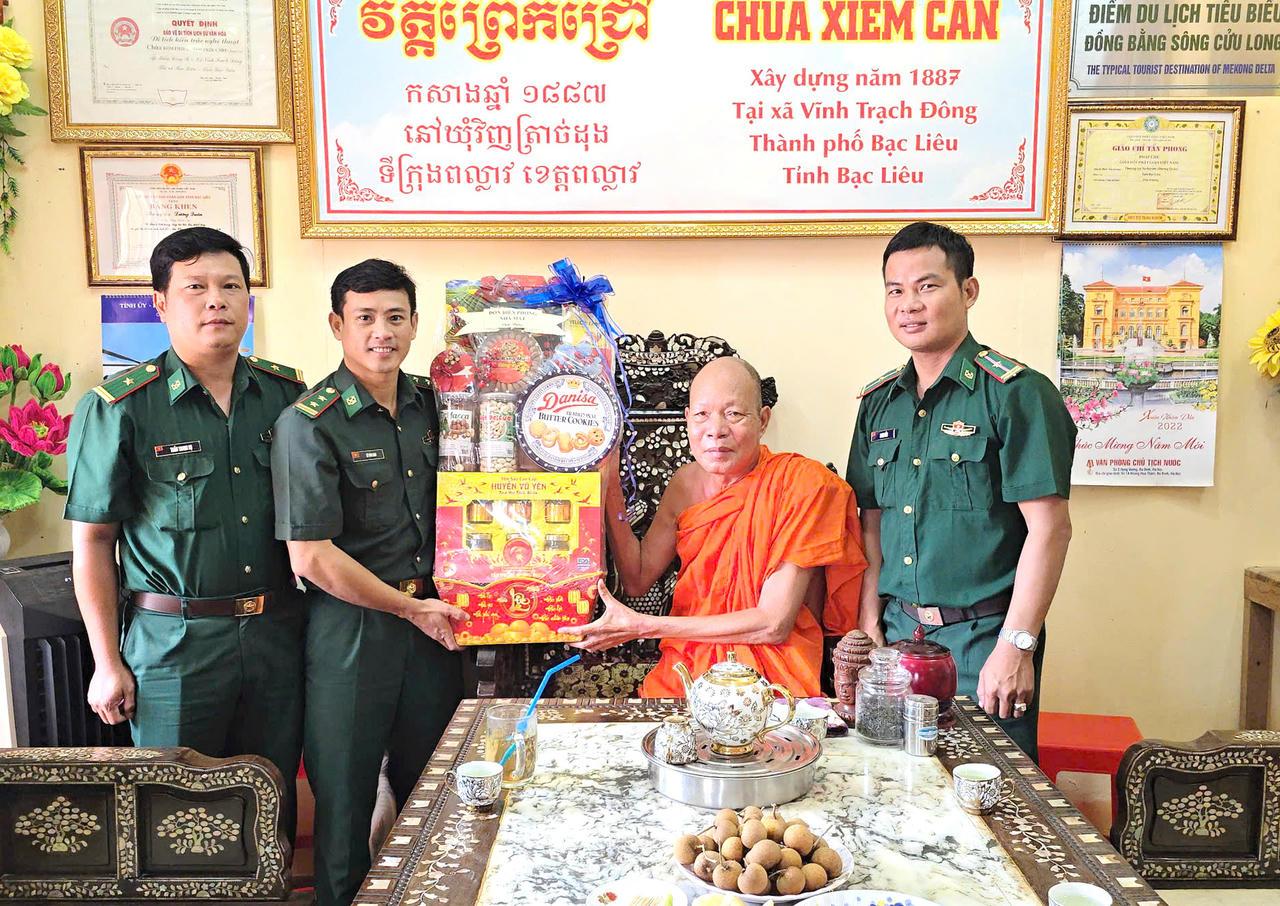 Đồn Biên phòng Nhà Mát đến thăm hỏi, tặng quà chúc Tết cổ truyền Sene Dolta tại chùa Xiêm Cán.