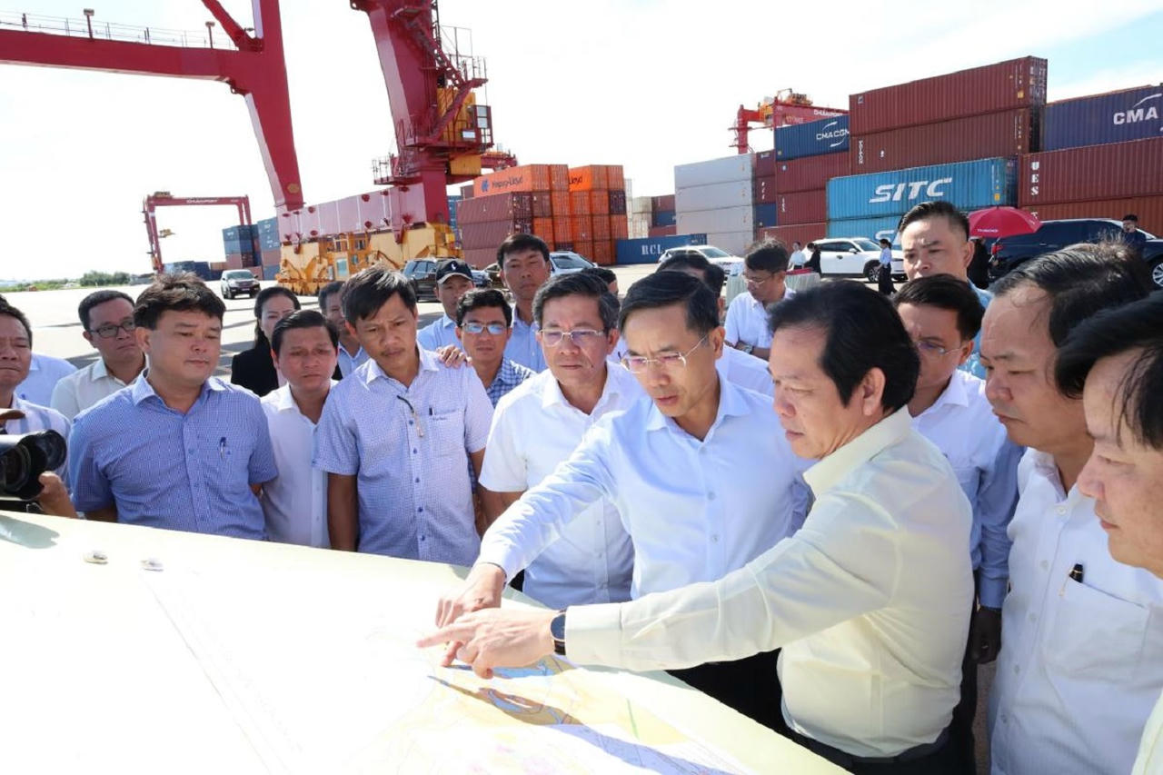 Chủ tịch UBND TP Đà Nẵng Phạm Đức Ấn cùng đoàn công tác kiểm tra tại Dự án luồng Cửa Lở. (Ảnh: T.T)