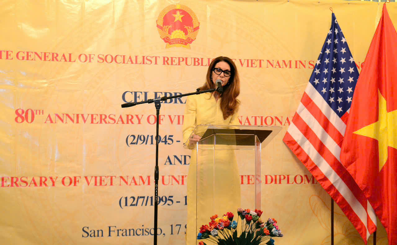 Bà Penny Coulter, Trưởng bộ phận Lễ tân thành phố và hạt San Francisco phát biểu.