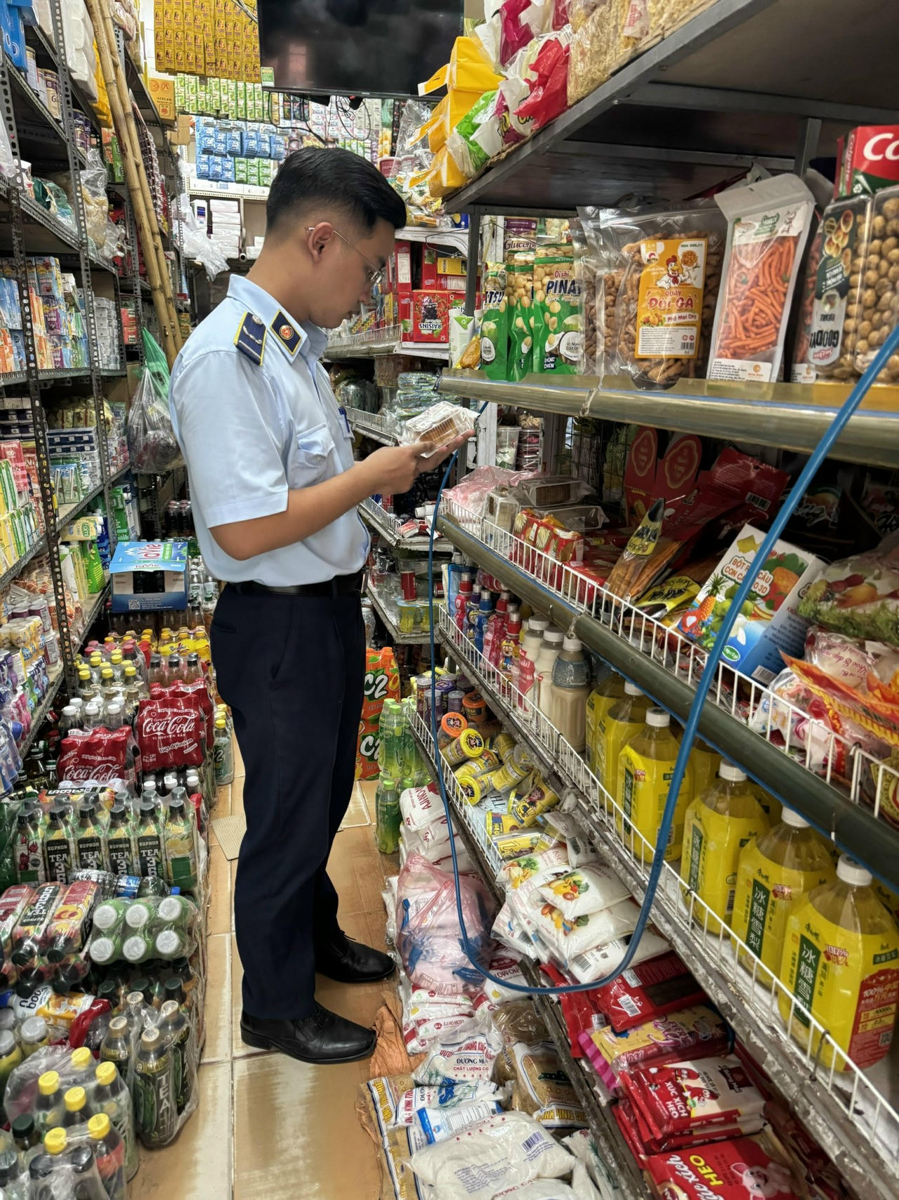 Đội QLTT số 5 đã kiểm tra, xử lý 6 vụ vi phạm về vệ sinh an toàn thực phẩm, đồ chơi trẻ em. 