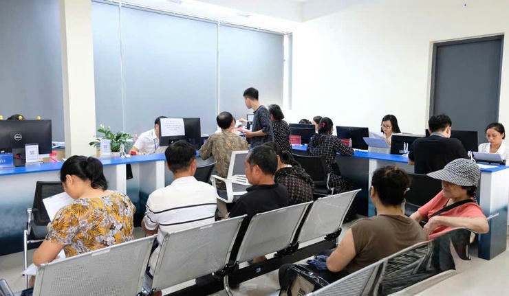 Người dân nộp hồ sơ thủ tục hành chính tại Điểm phục vụ Hành chính công của xã.