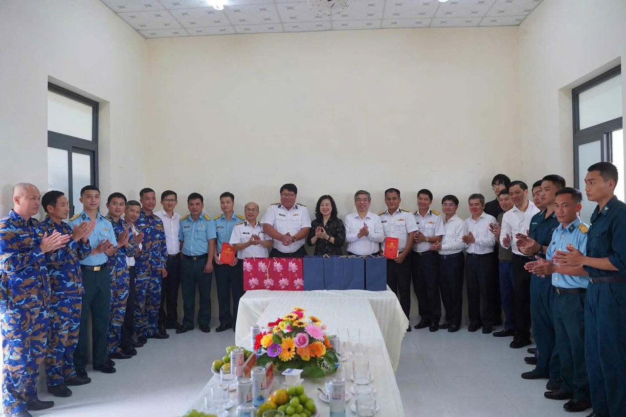 Bộ trưởng Đào Hồng Lan chụp hình lưu niệm với các đơn vị.