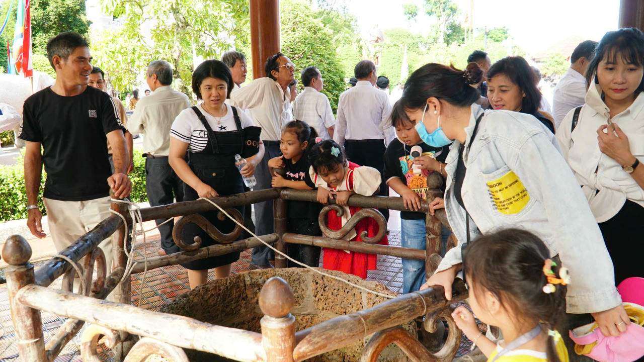 Người dân và du khách tham quan giếng cổ của gia đình Hoàng đế Quang Trung. Ảnh: Ngọc Châu