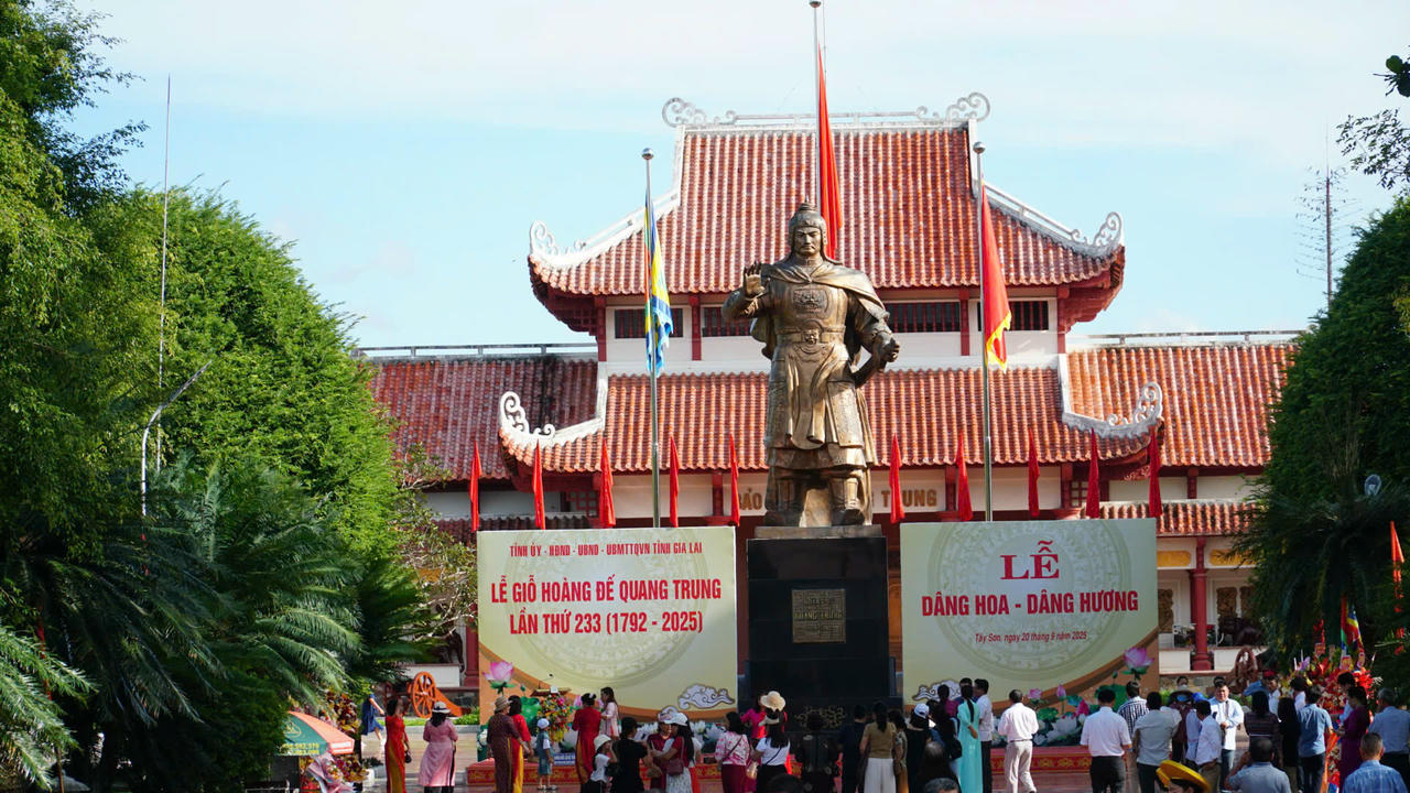 Đông đảo người dân tham dự lễ giỗ Hoàng đế Quang Trung. Ảnh: Ngọc Châu