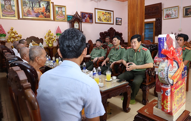 Thiếu tướng Nguyễn Văn Hận, Giám đốc Công an tỉnh chúc các vị chức sắc và đồng bào Khmer hưởng lễ Sen Dolta vui tươi, hạnh phúc. Ảnh: Tiến Tầm.