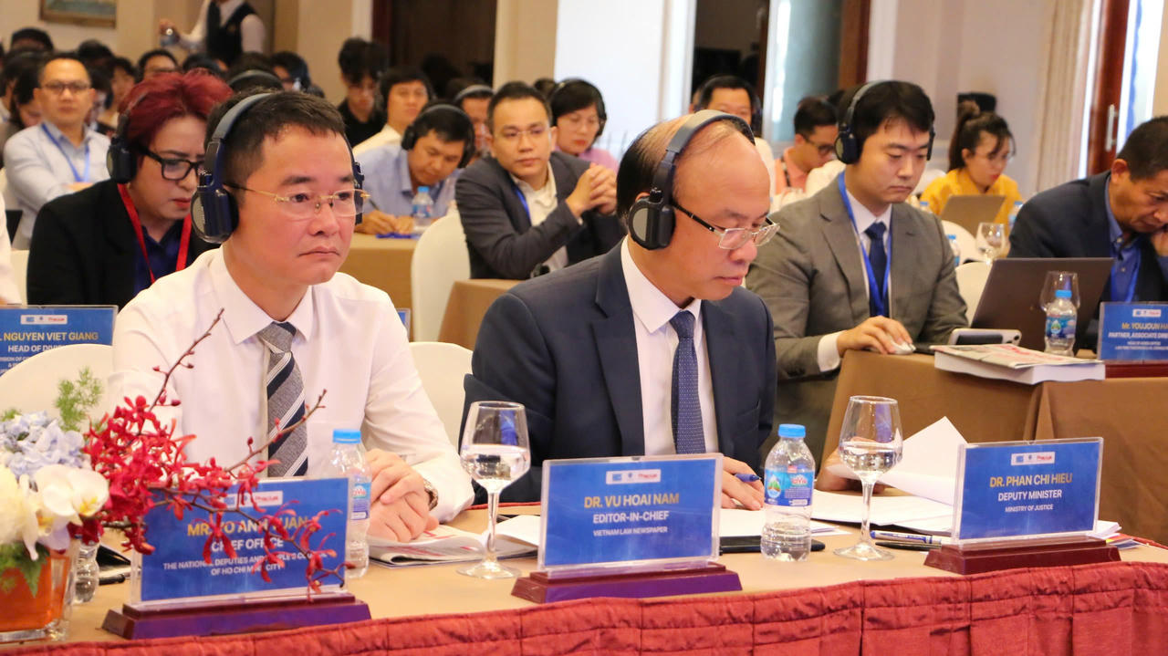 TS Phan Chí Hiếu - Thứ trưởng Bộ Tư pháp; TS Vũ Hoài Nam - Tổng Biên tập Báo Pháp luật Việt Nam cùng các chuyên gia trong nước và quốc tế tham dự Hội thảo.