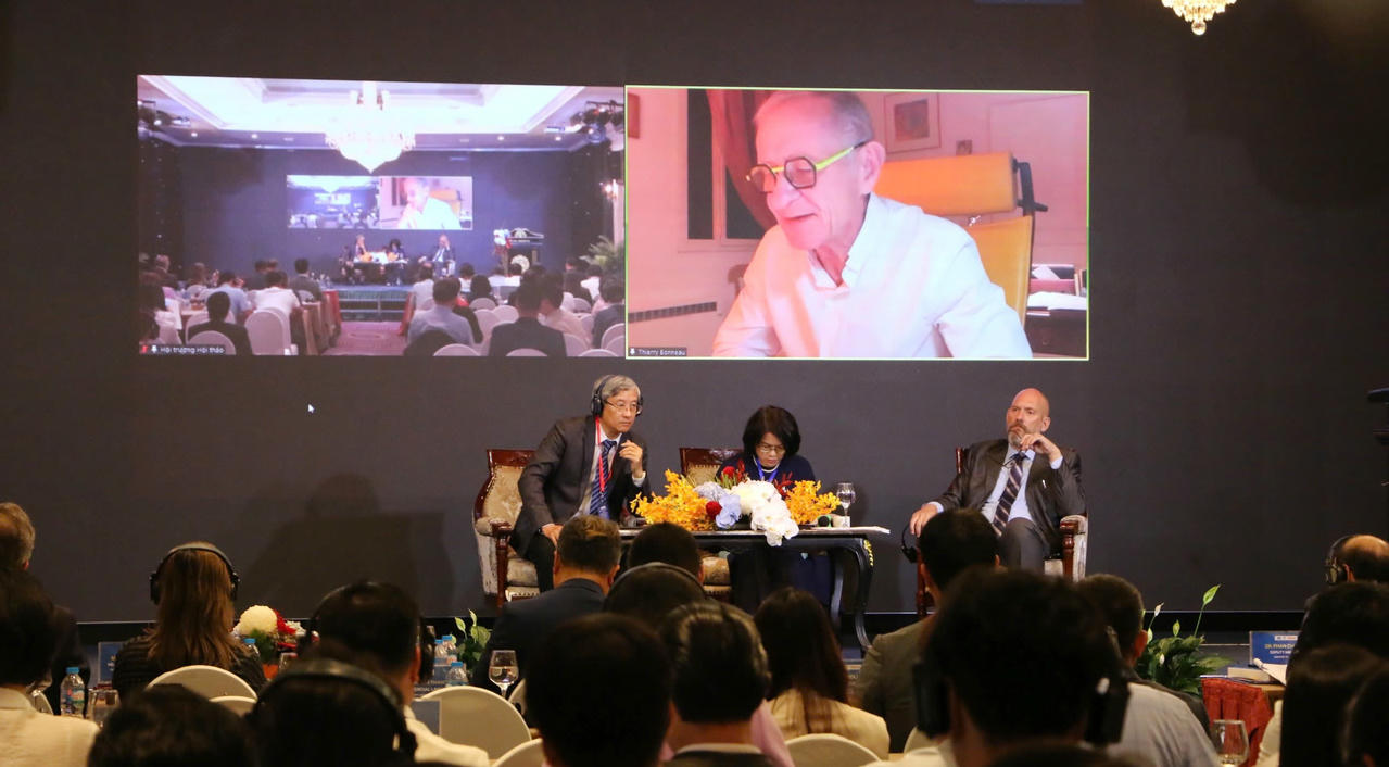 Chuyên gia quốc tế trình bày tham luận qua hình thức trực tuyến.