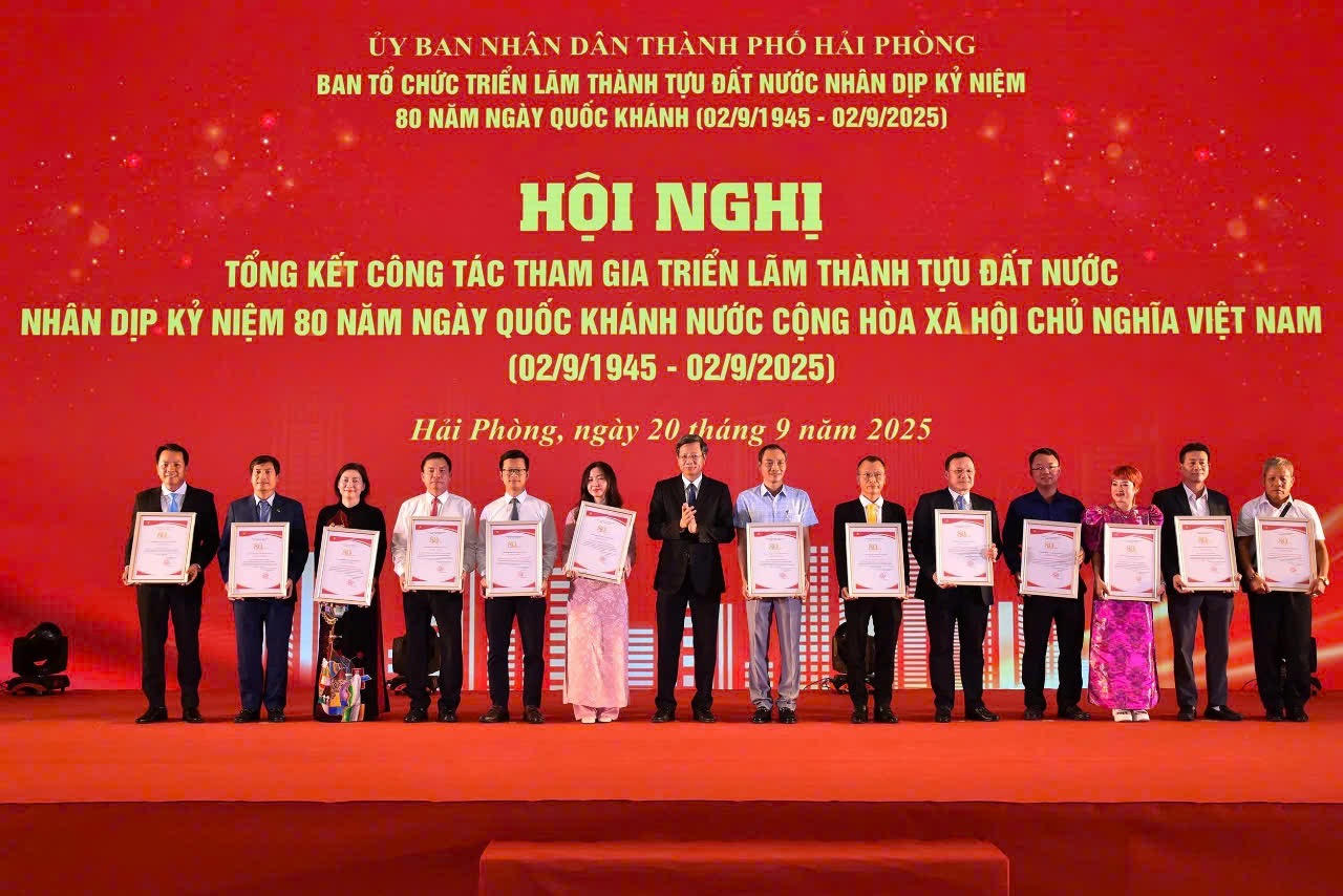 Phó Chủ tịch Thường trực UBND TP Lê Anh Quân trao chứng nhận tôn vinh các đơn vị có không gian trưng bày tiêu biểu đóng góp vào thành công chung của TP Hải Phòng tham gia Triển lãm thành tựu đất nước.