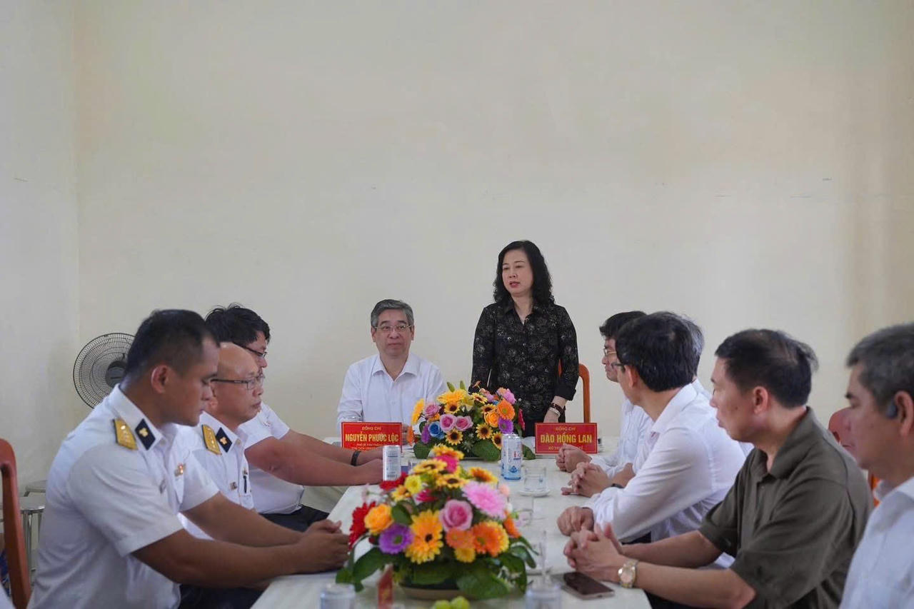 Bộ trưởng Đào Hồng Lan phát biểu tại buổi làm việc.