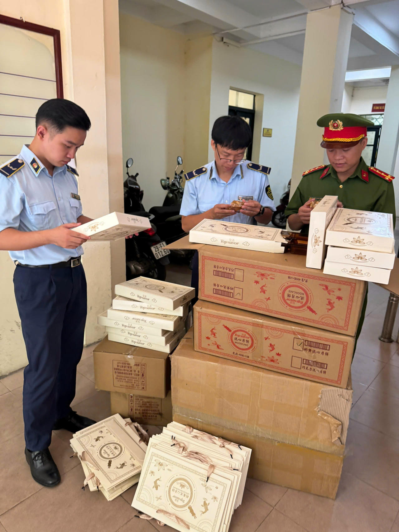 Đội QLTT số 5 đã kết hợp với các lực lượng chức năng trên địa bàn kiểm tra, xử phạt nhiều cơ sở kinh doanh bánh Trung thu, bánh kẹo, đồ chơi trẻ em... không rõ nguồn gốc. 