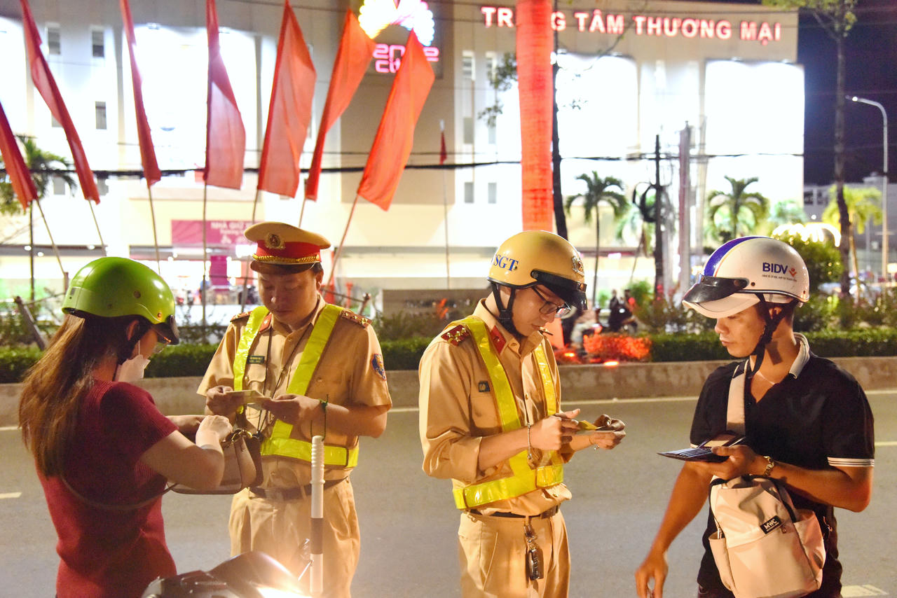 Lực lượng Cảnh sát giao thông Cà Mau tăng cường tuần tra, bảo đảm TTATGT ban đêm trên địa bàn tỉnh.