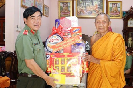 Giám đốc Công an tỉnh An Giang thăm, tặng quà các chùa nhân dịp lễ Sen Dolta
