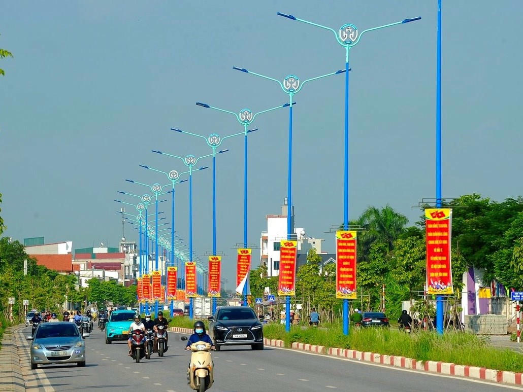 Phía Tây thành phố Hải Phòng cũng đang gấp rút hoàn thiện việc trang trí cờ hoa, pa nô, áp phích.