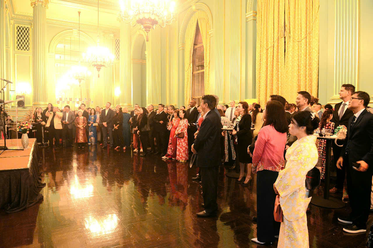 Một góc khán phòng với các bạn bè và đại diện Cộng đồng tại buổi lễ.