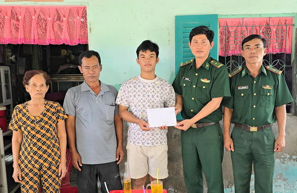 BĐBP Cà Mau trao học bổng 'Nâng bước em đến trường'