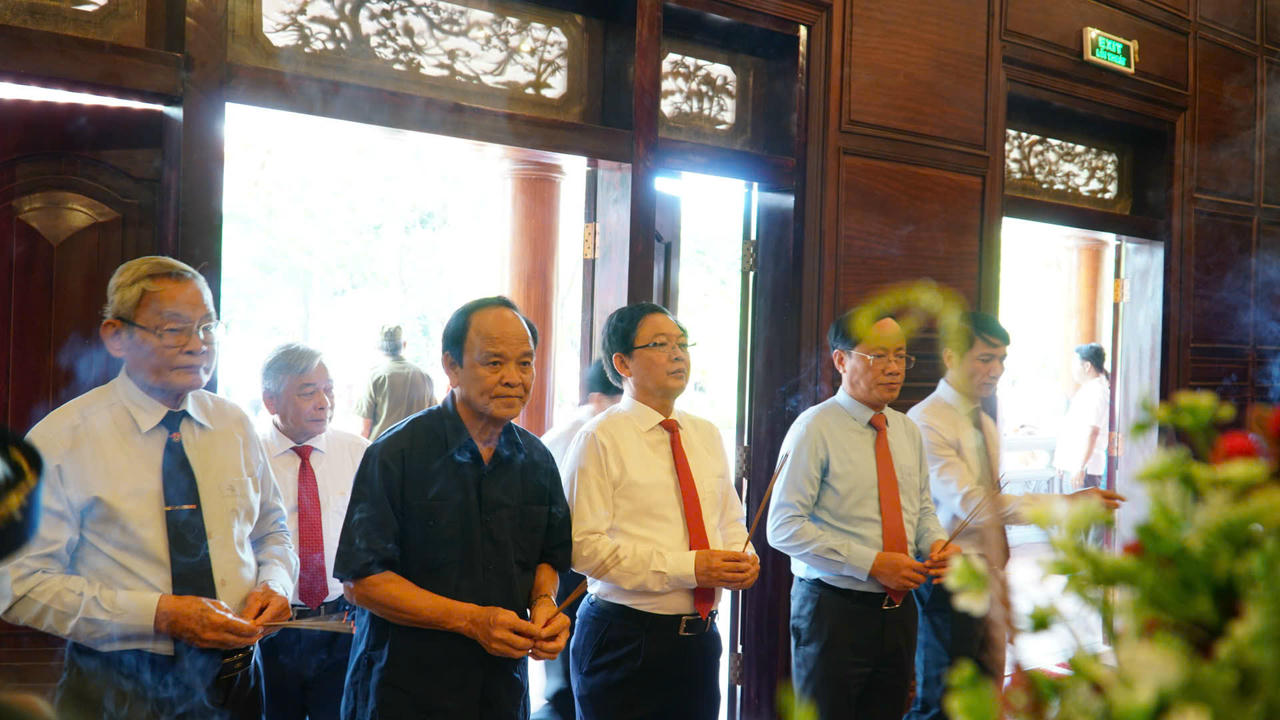 Các lãnh đạo tỉnh Gia Lai dâng hương tưởng nhớ công ơn Hoàng đế Quang Trung. Ảnh: Ngọc Châu