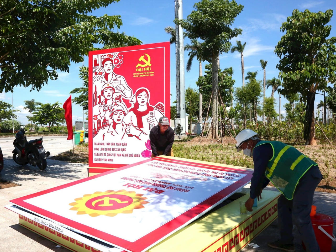 Các cơ quan, đơn vị trên địa bàn đã tổ chức treo cờ Đảng, 
cờ Tổ quốc, băng rôn, khẩu hiệu tuyên truyền tại các trục đường chính, trung tâm 
hành chính, khu dân cư.