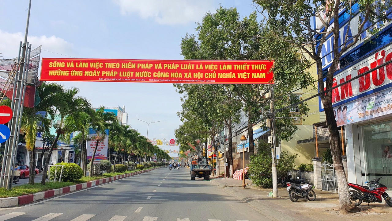 Sở Tư pháp Cà Mau đẩy mạnh tuyên truyền Ngày Pháp luật thông qua các hình thức trực quan trên các tuyến đường phố.