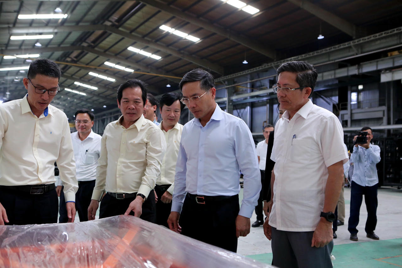 Chủ tịch UBND TP Đà Nẵng Phạm Đức Ấn cùng các đại biểu tham quan nhà máy sản xuất của Tập đoàn THACO tại Chu Lai. (Ảnh. T.C)